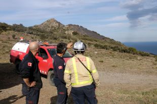 Els Bombers donen per controlat l'incendi de Portbou que ha afectat 111 hectàrees de les Alberes