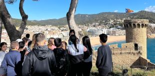 Alumnes de l'Ignasi Melé descobreixen el passat de Tossa de Mar en una visita guiada