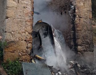 Un incendi crema completament un antic paller a Santa Coloma de Farners