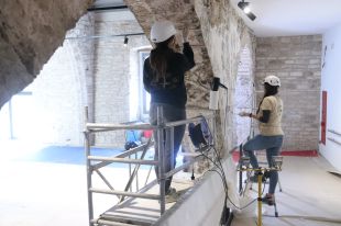 Restauren pintures del segle XIV i uns guixos del segle XVII al Museu Arqueològic de Banyoles