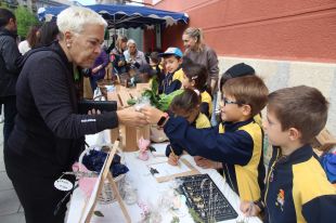 Uns 250 alumnes venen productes dels seus horts escolars al Mercat del Lleó de Girona