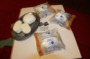 Neix la primera mozzarella 100% catalana feta amb llet de búfala 