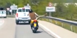 Enxampen la conductora d'un ciclomotor ballant mentre conduïa a l'N-260 a Olot