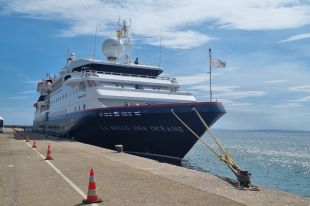 Roses comença la temporada de creuers amb l'escala de La Belle des Océans