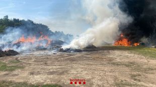 Els Bombers contenen un incendi a la deixalleria de Sant Pere Pescador