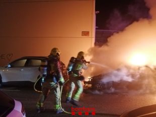 Un vehicle s'incendia de matinada a Roses