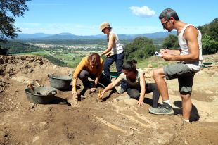 Desenterren 78 esquelets i delimiten l'antic cementiri medieval de Sant Julià de Ramis