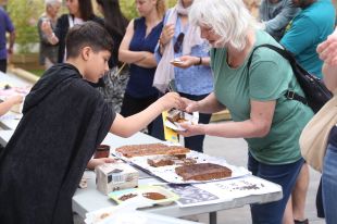 Centenars de persones assisteixen al 10è Mercat de les Herbes de la ratafia a Santa Coloma