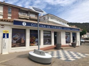 Torroella instal·la bancs al carrer amb preses USB per a carregar el telèfon mòbil