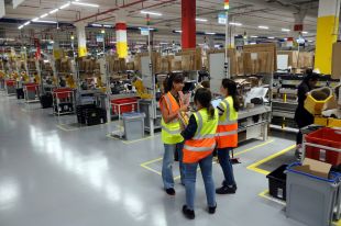 El centre d'Amazon al Far celebra el primer any superant els 1.500 treballadors