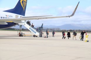 L’aeroport de Girona suma 90.800 passatgers a l’abril, la meitat dels que hi havia el 2019