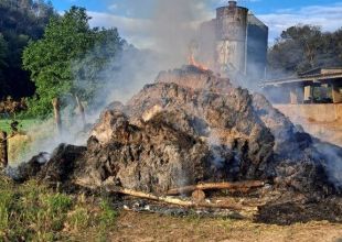 Un incendi afecta una vintena de bales de palla a Fogars de la Selva