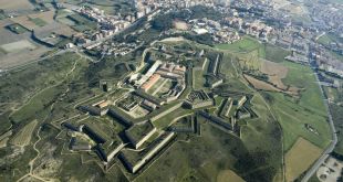 Un operari localitza al Castell de Sant Ferran un artefacte explosiu de la Guerra Civil