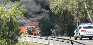 Un gran incendi d'un cotxe talla la GI-673 a Caldes de Malavella