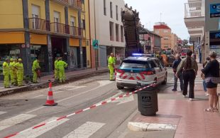 Uns operaris provoquen una fuita de gas al centre de Palamós