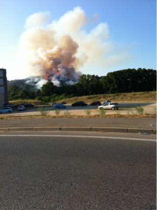 20 dotacions dels Bombers treballen per apagar un incendi als afores de Girona 
