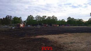 Un incendi prop del càmping Salatà de Roses crema vegetació urbana