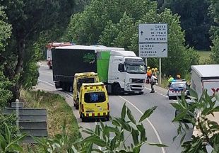 Tallada la C-65 a Girona per la topada entre un camió i un turisme