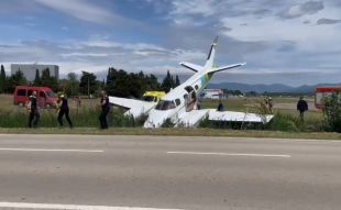 Una avioneta pateix un aterratge forçós a Empuriabrava i se surt de la pista