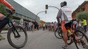 Una bicicletada talla l'avinguda Sant Jordi per reclamar un Olot més pacificat