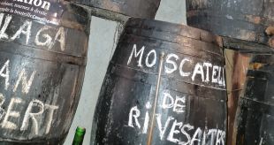 Denunciades dues bodegues de Roses per vendre alcohol a granel sense precintar