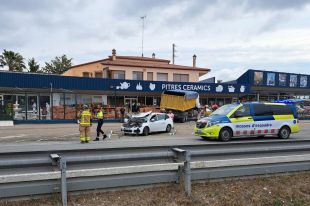 Un camió acaba dins d'una botiga de ceràmica en un accident a Llers