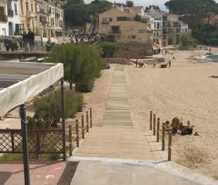 Palafrugell substitueix les passeres de plàstic de les platges per unes de fusta