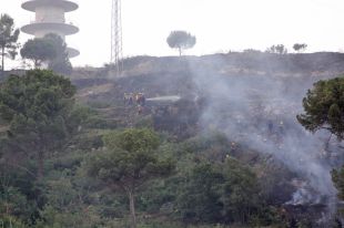 Dues dotacions dels Bombers remullen la zona afectada pel foc forestal de Girona