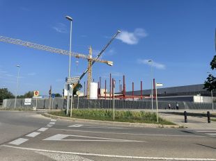 Aixequen l'estructura del nou bloc quirúrgic a l'hospital Santa Caterina de Salt