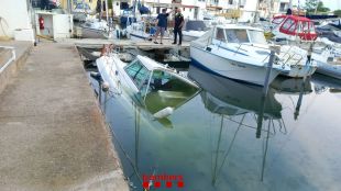 Una embarcació enfonsada a Empuriabrava genera un vessament de gasoil