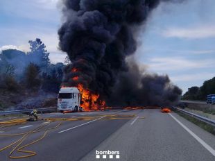 L'incendi a un camió talla l'AP-7 a Vilobí d'Onyar i deixa cues de 20 kms en direcció Girona