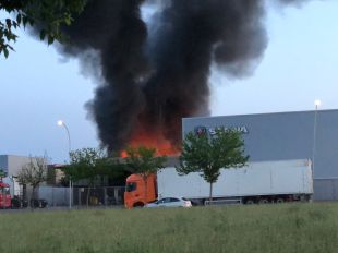 Un gran incendi crema dues naus de l'empresa Megamo a Vilablareix