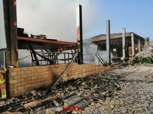 Els Bombers donen per estabilitzat l'incendi a la Megamo de Vilablareix