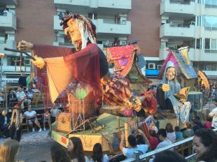 La colla EKSI guanya el Carnaval de Carnavals de Palafrugell amb 'Akelarre'