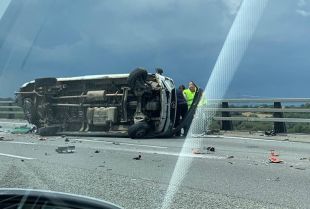 Un ferit crític en un xoc entre un camió i una furgoneta a l'AP-7 a Sant Julià de Ramis