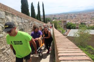 Prova pilot a la muralla de Girona d'una visita guiada amb cadira de rodes adaptada