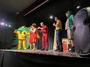 Uns 200 alumnes de Cassà aprenen a través del teatre com celebrar una revetlla segura