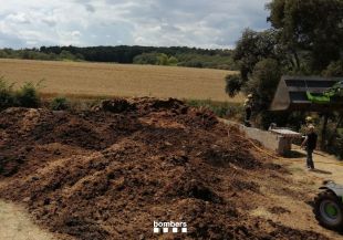 Set dotacions dels Bombers apaguen un incendi a tocar una granja de Viladasens