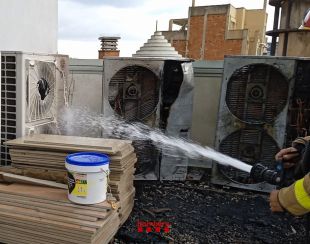 S'incendien tres unitats externes d'aire condicionat al terrat d'un edifici a Girona