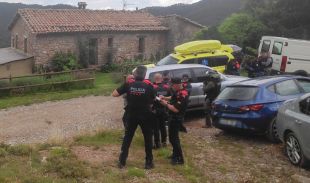 Els Mossos accedeixen a la masia amb el jove atrinxerat amb una escopeta i l'arresten