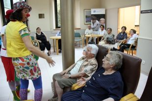 Somriures terapèutics per a 250 avis de geriàtrics gironins