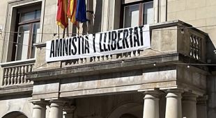 El PP de Figueres denuncia a la JEZ una pancarta amb el lema 'Amnistia i Llibertat' al consistori