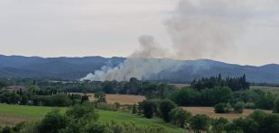 Els Bombers treballen en un incendi forestal a Cruïlles