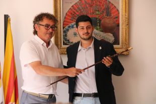 Gael Rodríguez pren la vara d'alcalde de Portbou i ja és el batlle més jove d'Europa