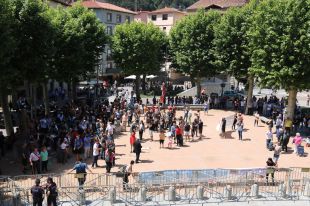 Més d'un centenar de persones reben amb crits els regidors d'Aliança Catalana a Ripoll