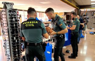 Intervenen més de 4.700 articles de luxe falsificats en una botiga a la Jonquera