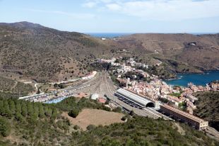 Mor ofegat un home de 45 anys a la platja de Portbou