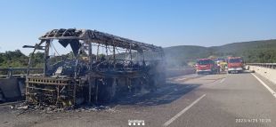 Un autocar s'incendia a l'AP-7 a la Jonquera i provoca cues en sentit a França