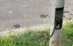 Sabotegen una vintena de fanals d'un polígon industrial d'Olot