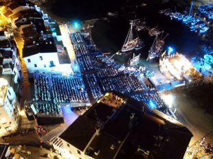 Més de 30.000 persones segueixen la cantada d'havaneres de Calella de Palafrugell